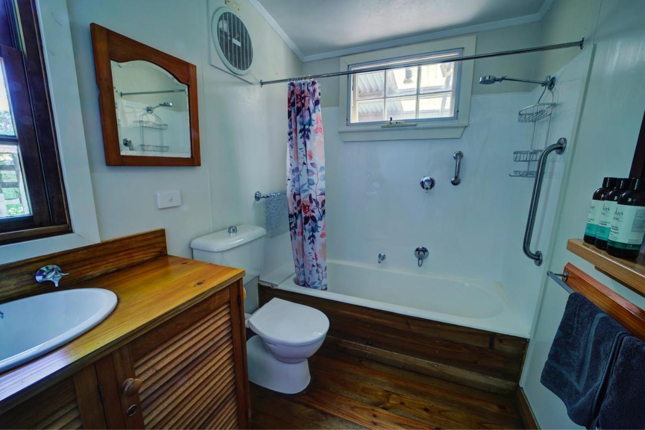 Cherry Plum Cottages Порт Феъри Екстериор снимка